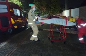 Jovem tem ferimento incisivo na perna após cair de moto com estilete no bolso