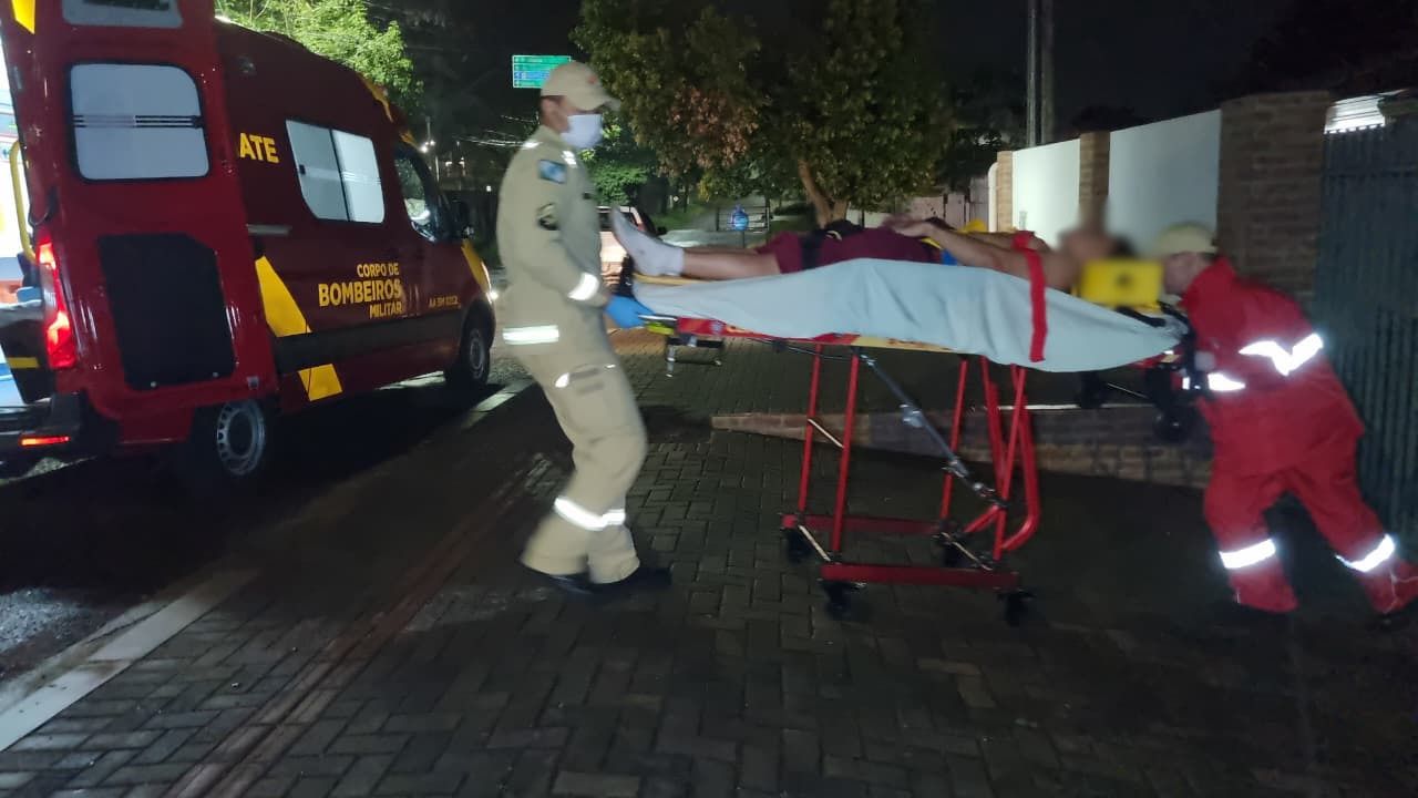 Jovem tem ferimento incisivo na perna após cair de moto com estilete no bolso