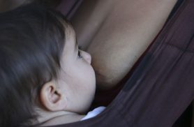 Amamentação reduz risco de doença cardíaca na mãe