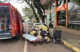 Cadeirante sofre queda em calçada no Centro de Cascavel e é socorrido pelo Siate