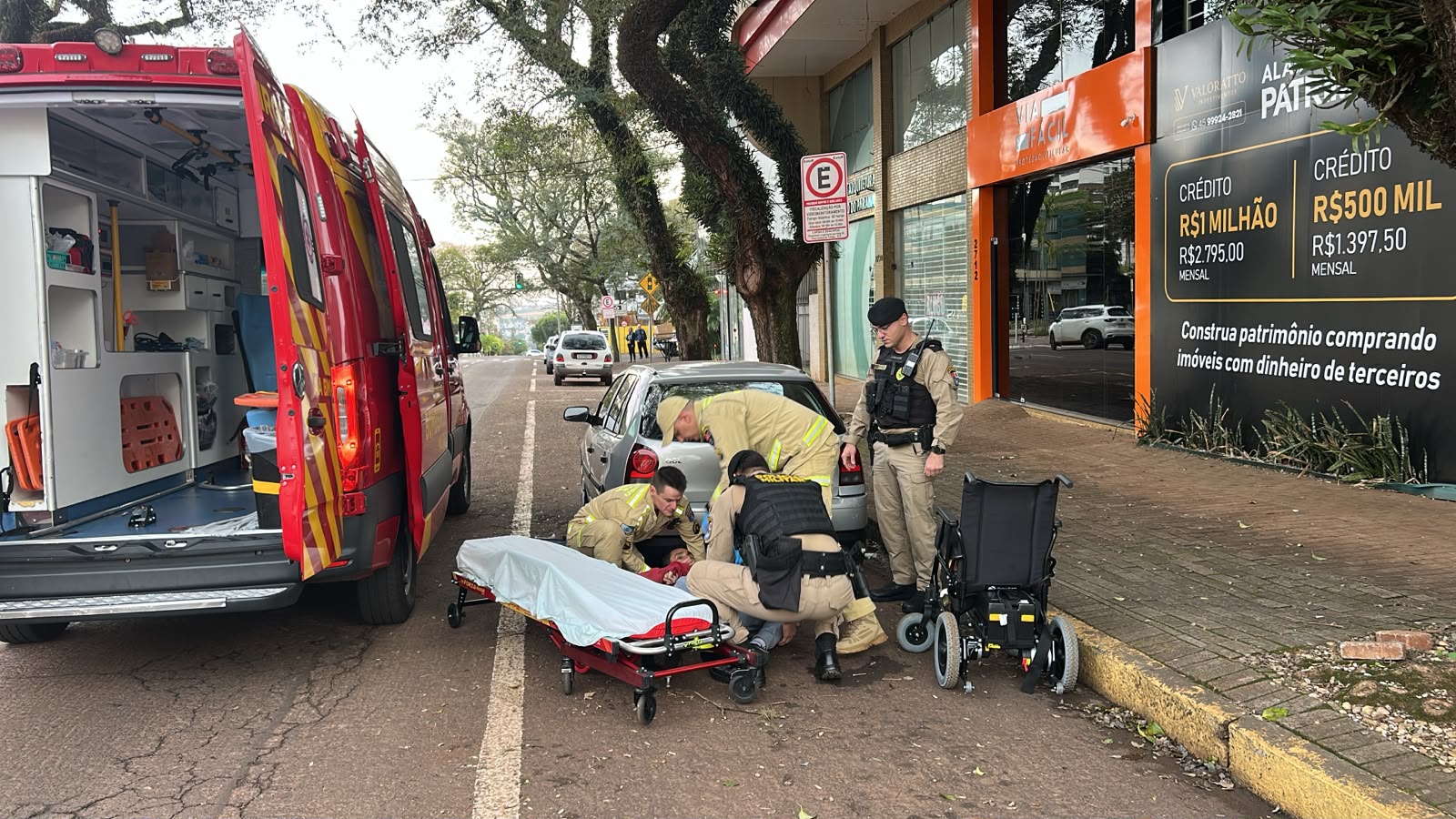 Cadeirante sofre queda em calçada no Centro de Cascavel e é socorrido pelo Siate