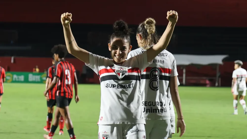 São Paulo vence Vitória e assume liderança do Brasileirão Feminino Imagem referente a São Paulo vence Vitória e assume liderança do Brasileirão Feminino