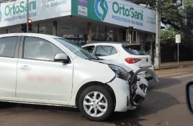Batida entre dois carros deixa trânsito lento no Centro da cidade
