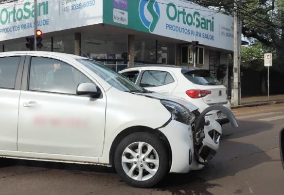 Batida entre dois carros deixa trânsito lento no Centro de Cascavel