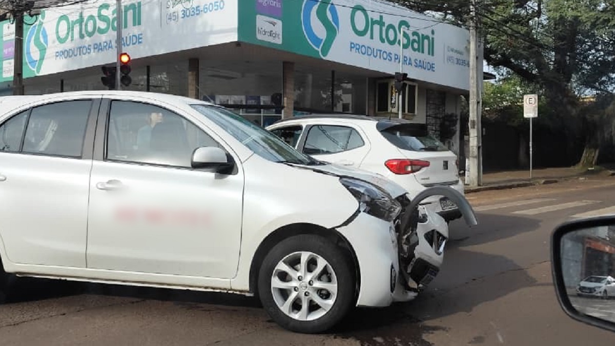Batida entre dois carros deixa trânsito lento no Centro da cidade