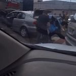 Imagem relativa a Vídeo mostra policial de folga reagindo a assalto e trocando tiros com suspeitos em Foz