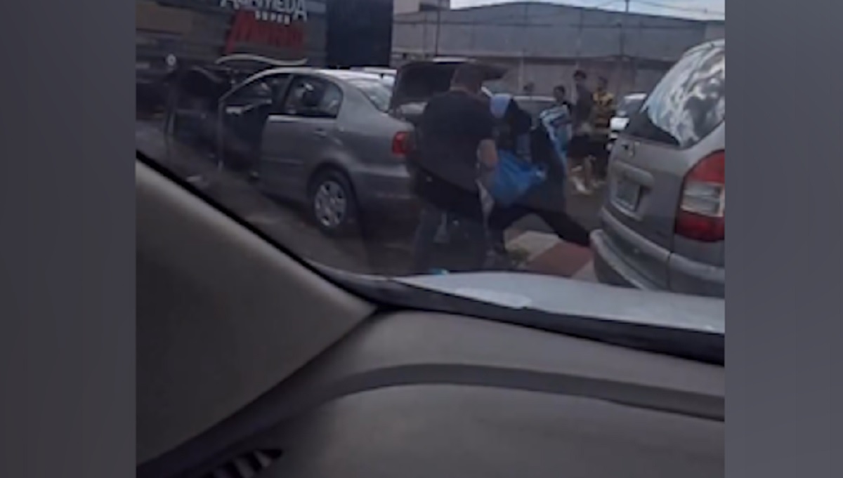 Vídeo mostra policial de folga reagindo a assalto e trocando tiros com suspeitos em Foz