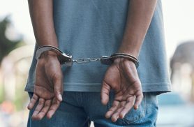 Homem é preso por descumprir medida protetiva contra a própria bisavó, idosa de 90 anos, em Guaíra