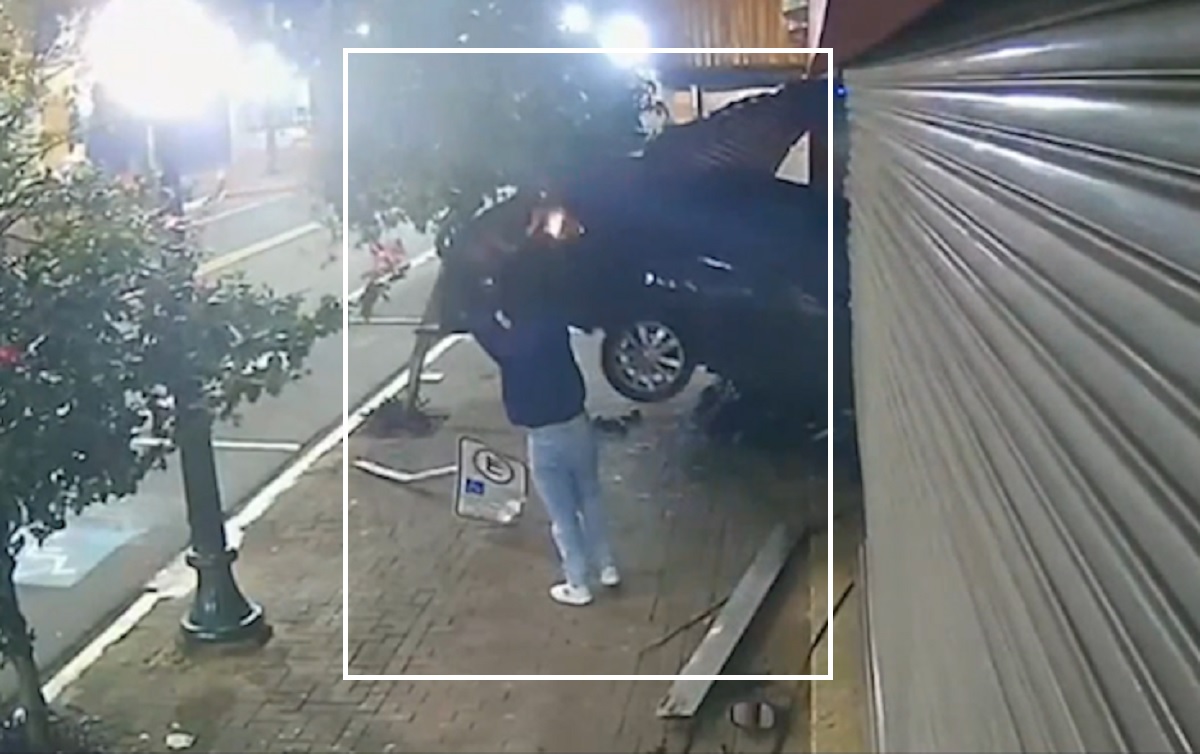 Vídeo mostra absurdos de dupla bêbada que invadiu loja com Corolla