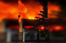 Incêndio de grandes proporções destrói fábrica de colchões durante a madrugada em Maringá
