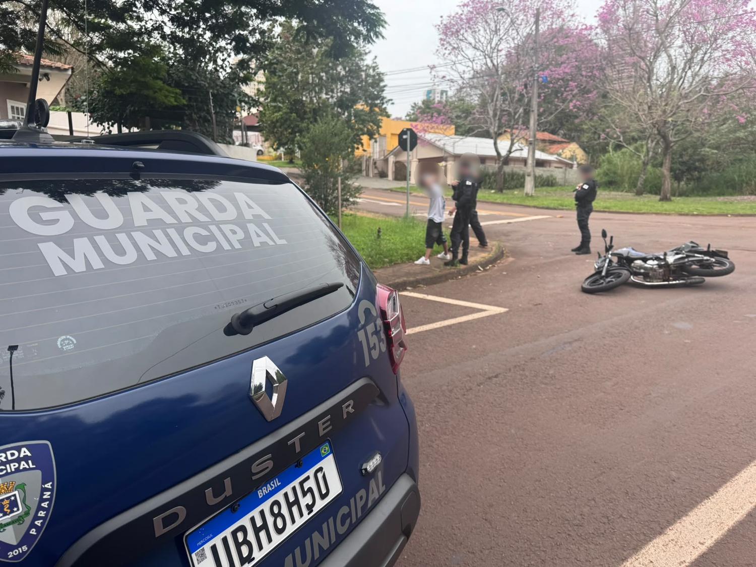 Adolescentes fogem de abordagem, caem de moto e são apreendidos pela Guarda Municipal em Cascavel