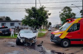 Batida entre Corolla e S10 derruba muro de residência e mobiliza PM em Cascavel