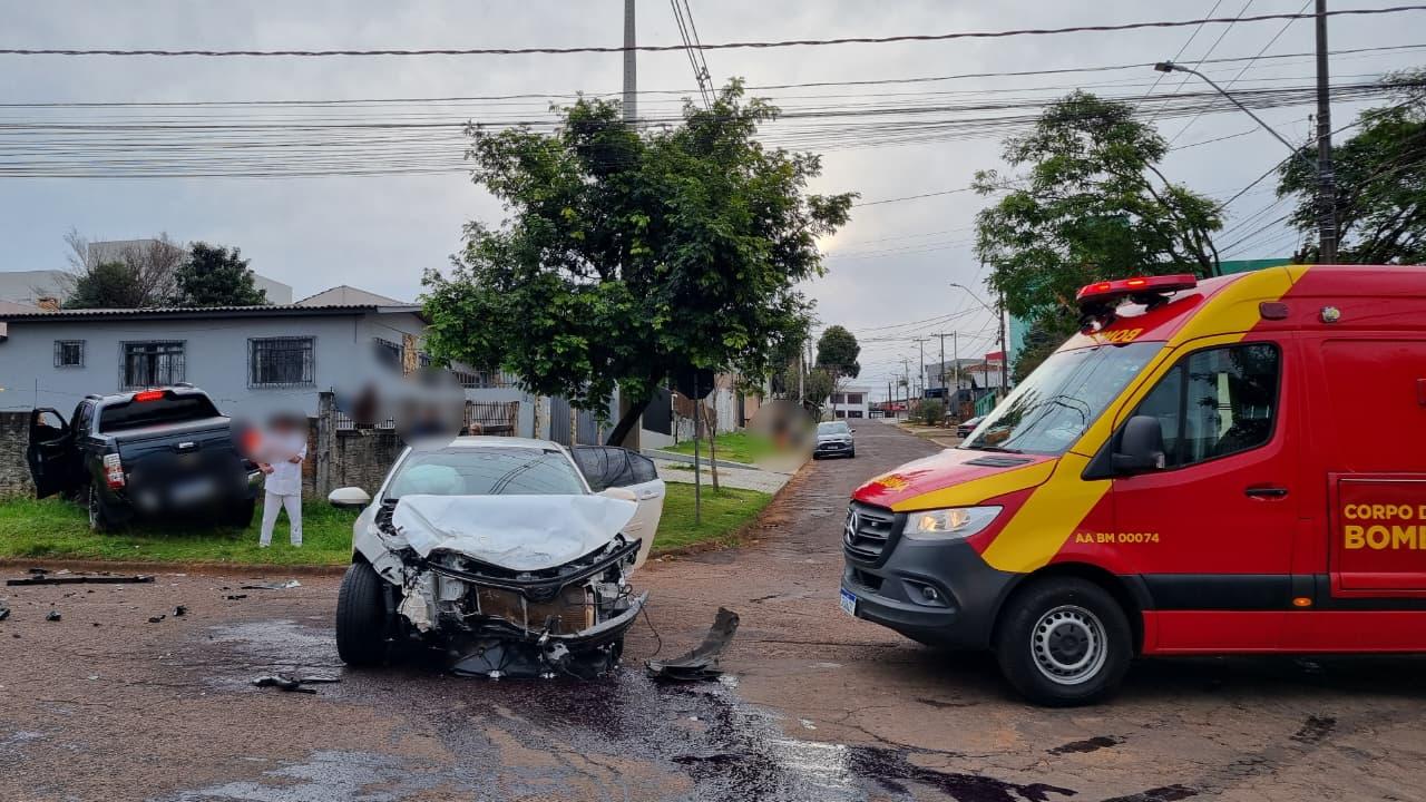Batida entre Corolla e S10 derruba muro de residência e mobiliza PM em Cascavel