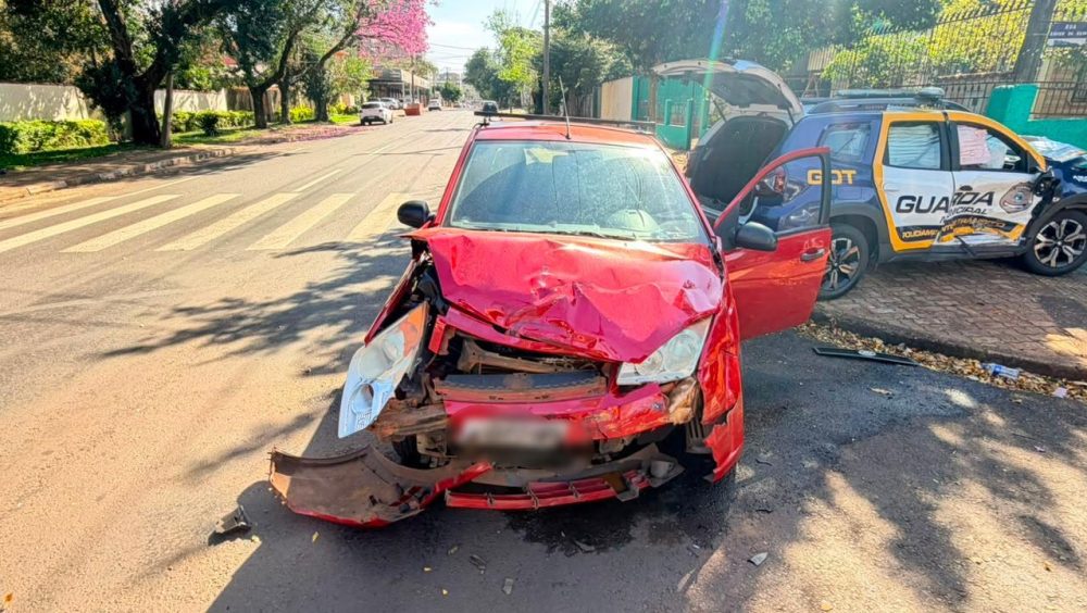 Viatura da GM se envolve em acidente durante perseguição a motociclista em Foz do Iguaçu Imagem referente a Viatura da GM se envolve em acidente durante perseguição a motociclista em Foz do Iguaçu