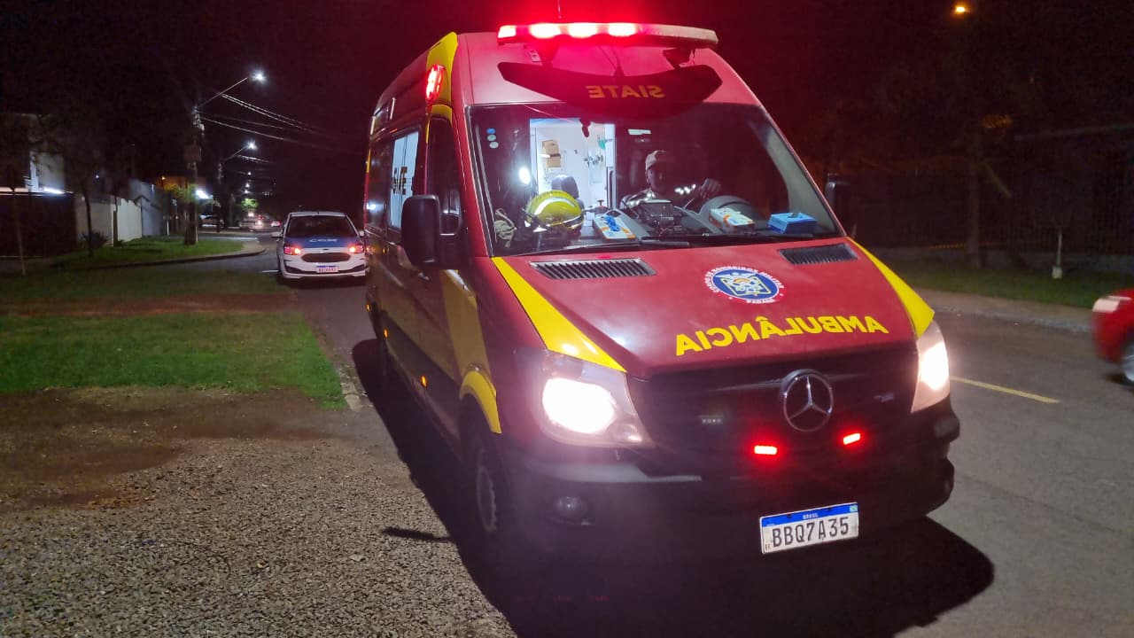 Adolescente fica ferido após dar soco em janela e quebrar vidro