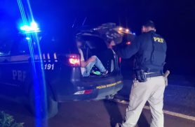 Motorista chama marido após capotamento e homem é detido após recusar bafômetro