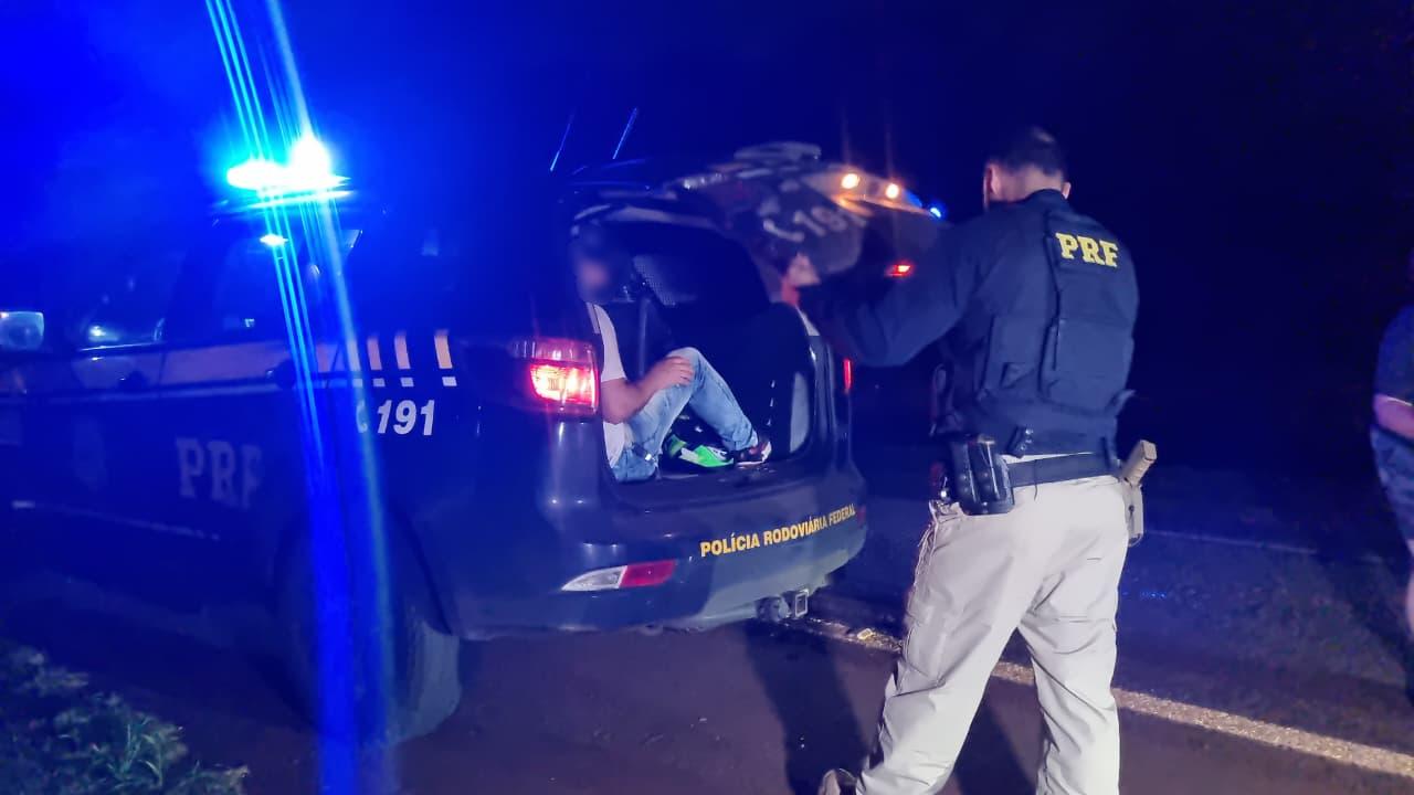 Motorista chama marido após capotamento e homem é detido após recusar bafômetro