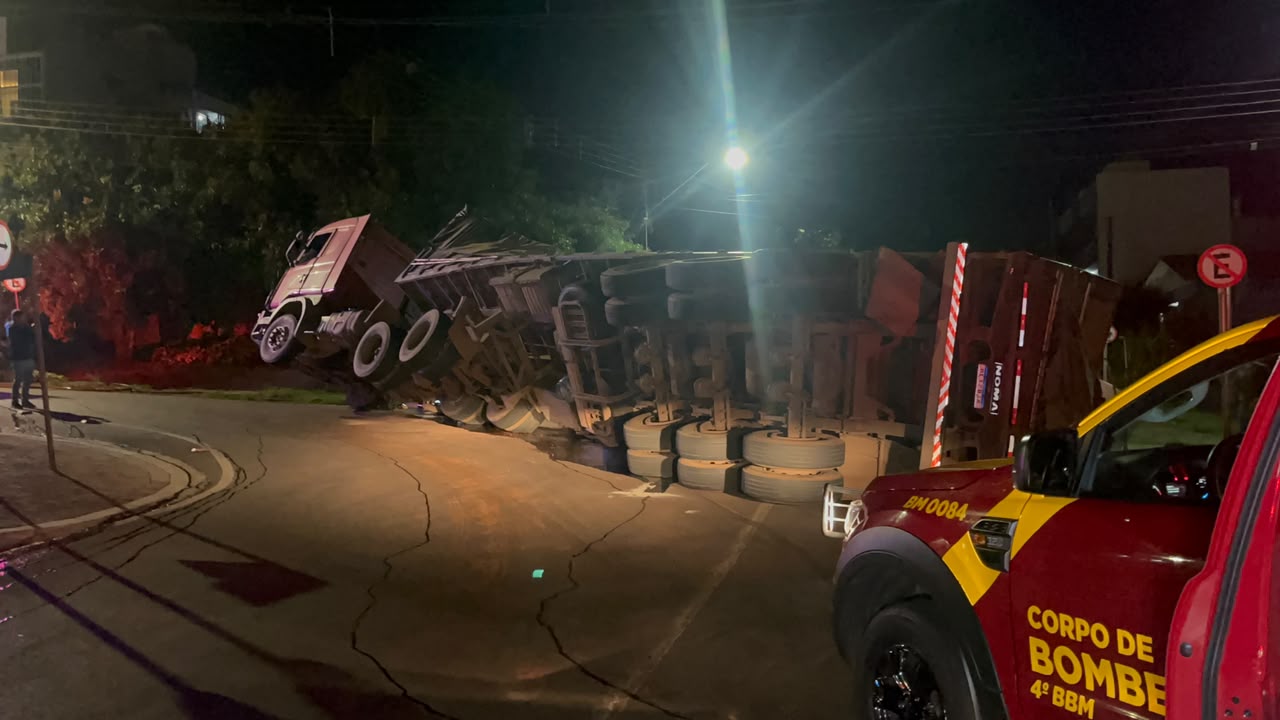 Caminhão tomba após carga pender e provoca vazamento de diesel na Rua Áustria