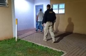 Mulher bate o carro, chama o marido e ambos são detidos pela PRF em Cascavel