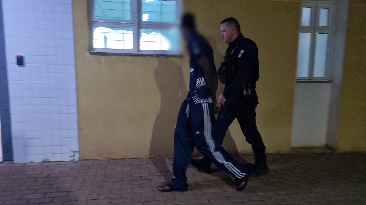 Homem é detido no Bairro Morumbi, em Cascavel, após mulher com medida protetiva acionar GM