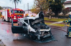 Após colisão com caminhão, carro pega fogo no Bairro Periolo