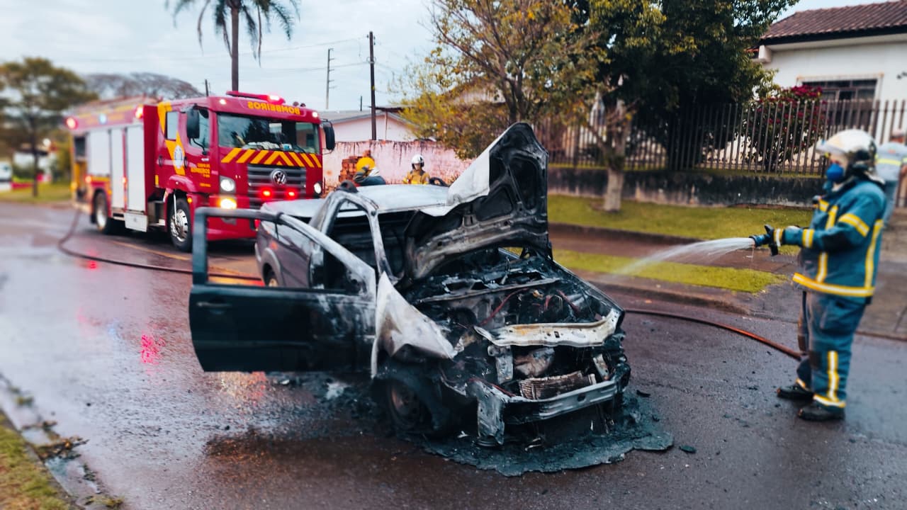 Após colisão com caminhão, carro pega fogo no Bairro Periolo