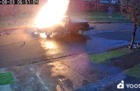 Câmera registra colisão com caminhão e momento em que carro pega fogo no Bairro Periolo