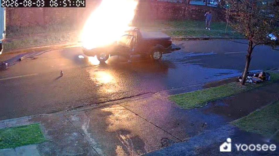 Câmera registra colisão com caminhão e momento em que carro pega fogo no Bairro Periolo