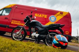 Pneu de moto fura, jovens sofrem queda e mulher precisa do atendimento do Siate