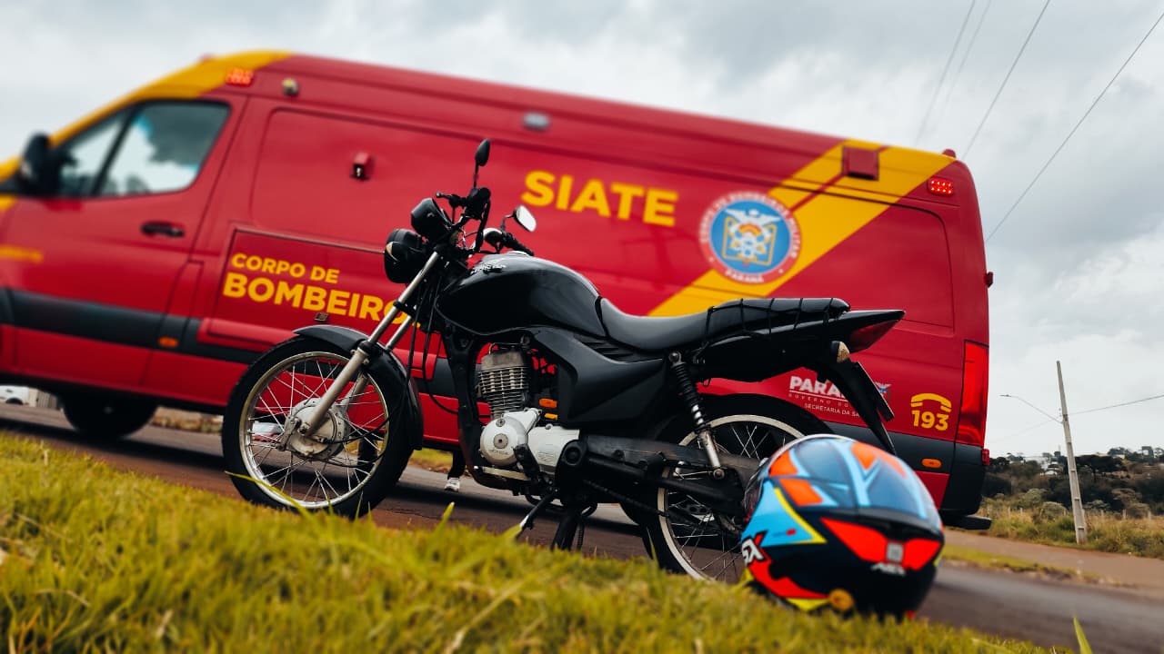 Pneu de moto fura, jovens sofrem queda e mulher precisa do atendimento do Siate