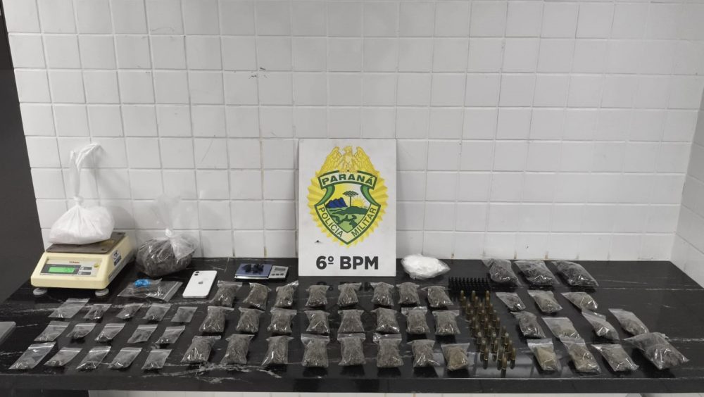 Mulher é presa e quase 1,2 kg de drogas são apreendidos durante ação no Universitário Imagem referente a Mulher é presa e quase 1,2 kg de drogas são apreendidos durante ação no Universitário