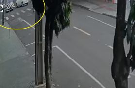 Câmera registra batida entre dois carros em cruzamento no Centro