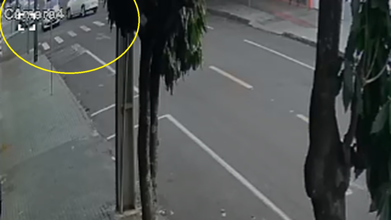 Câmera registra batida entre dois carros em cruzamento no Centro