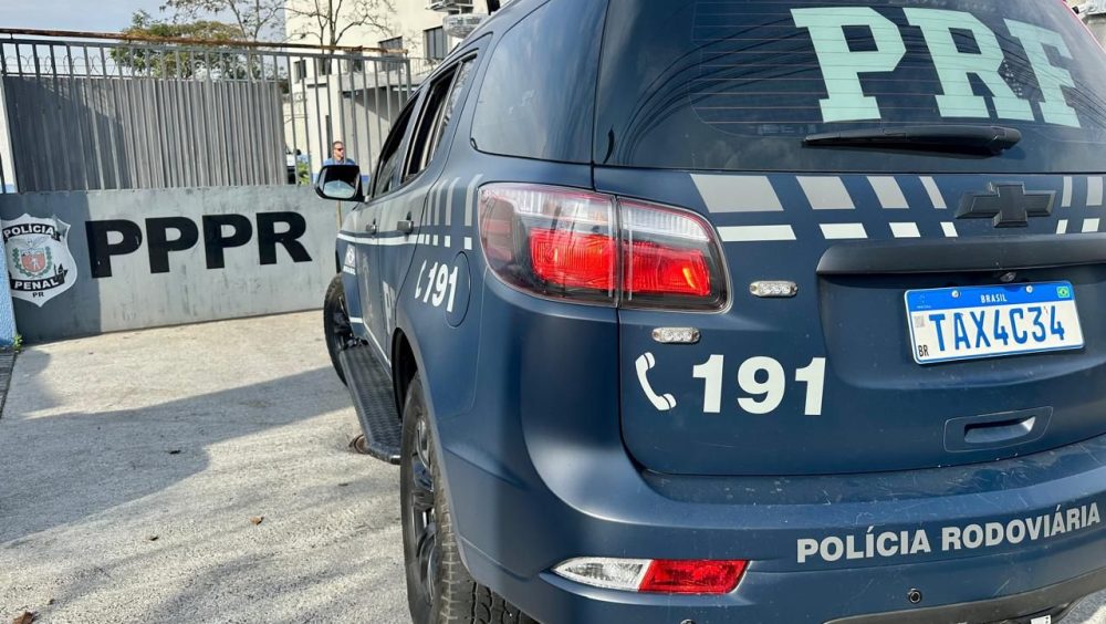 PRF cumpre mandado de prisão por estupro de vulnerável durante fiscalização na BR-116, em Colombo Imagem referente a PRF cumpre mandado de prisão por estupro de vulnerável durante fiscalização na BR-116, em Colombo