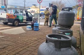 Fiat Strada carregada com botijões de gás pega fogo em frente à Rodoviária de Cascavel