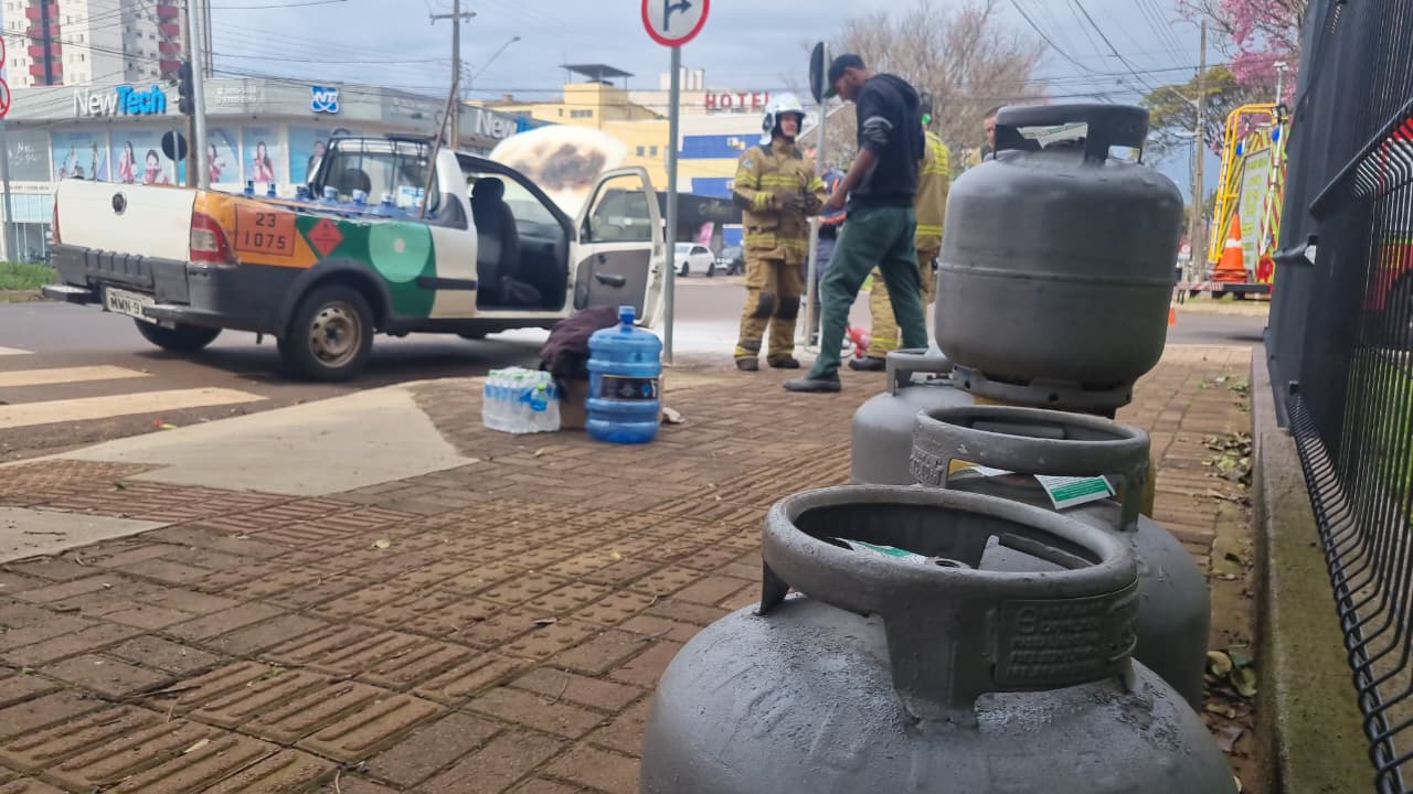 Fiat Strada carregada com botijões de gás pega fogo em frente à Rodoviária de Cascavel