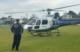 Homem vítima de acidente de moto é trazido de helicóptero para o Hospital Universitário em Cascavel