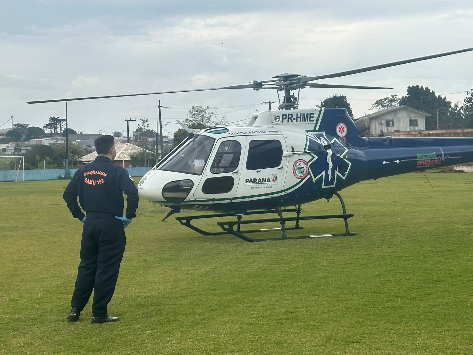 Homem vítima de acidente de moto é trazido de helicóptero para o Hospital Universitário em Cascavel
