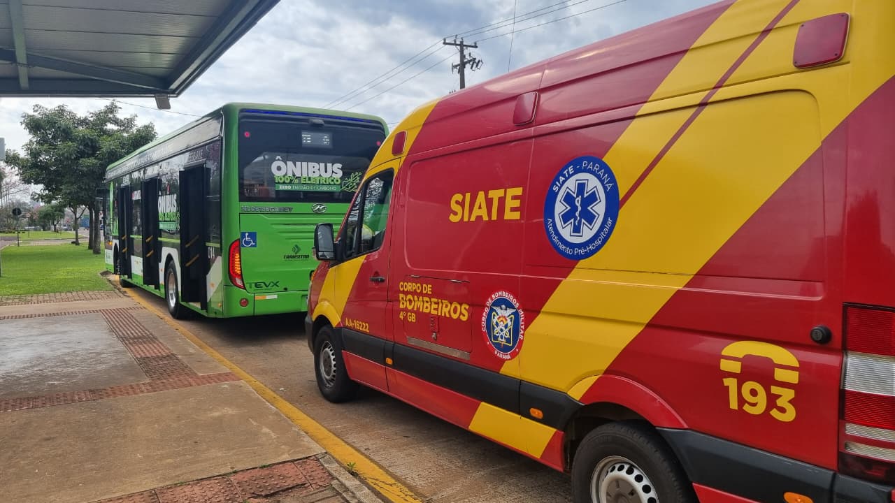 Passageiras de ônibus são socorridas pelo Siate na Avenida Tancredo Neves
