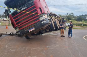 Caminhão tombado complica trânsito na Rua Áustria em Cascavel e retirada segue sem previsão