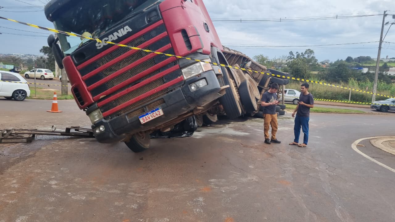 Caminhão tombado complica trânsito na Rua Áustria em Cascavel e retirada segue sem previsão