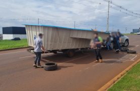 Piscina cai de caminhão, derruba placa e deixa PR-486 parcialmente interditada