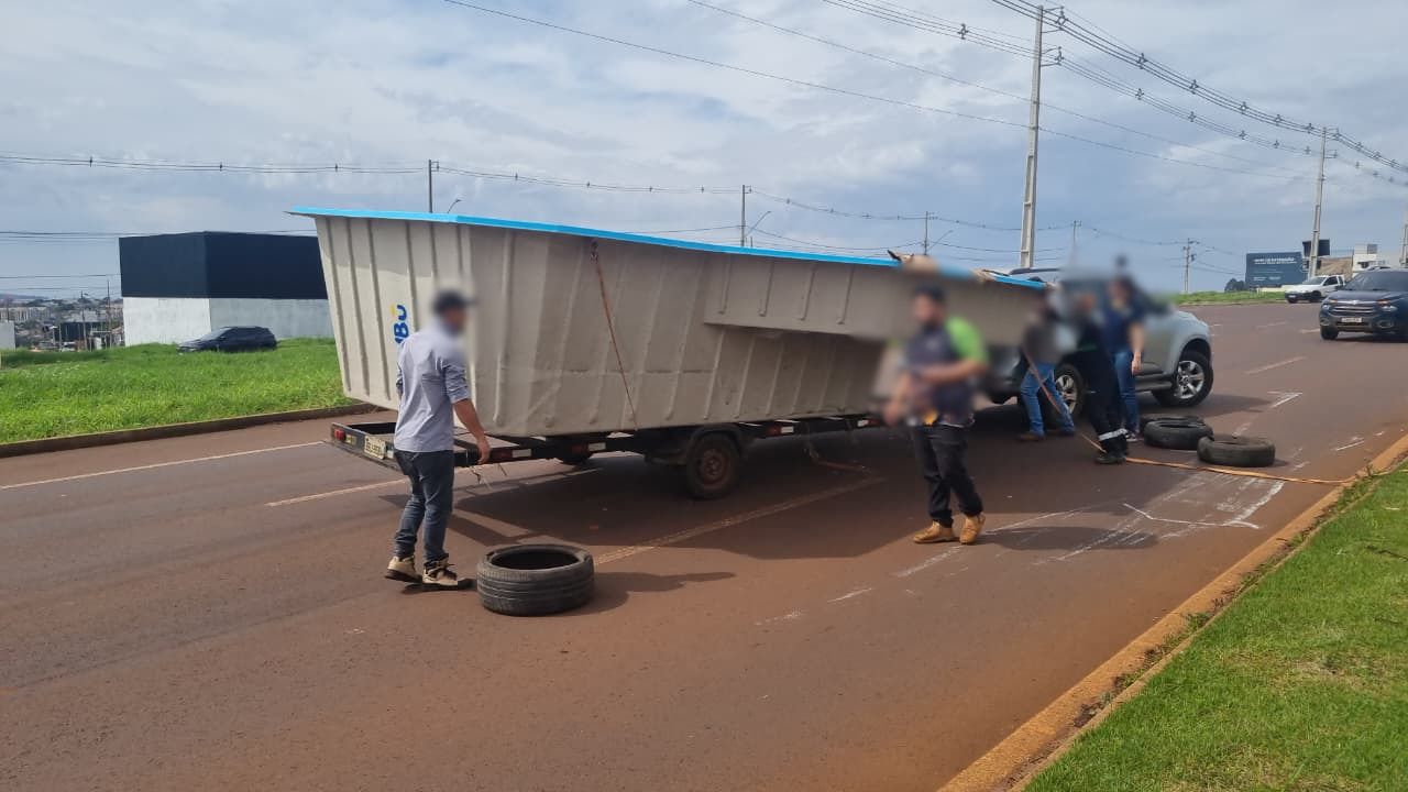 Piscina cai de caminhão, derruba placa e deixa PR-486 parcialmente interditada