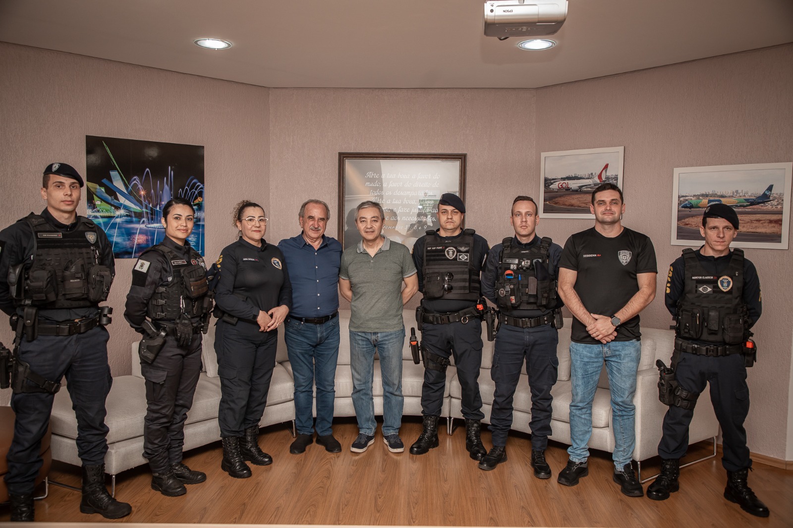Guarda Patrimonial que salvou recém-nascido engasgado e é homenageada pelo prefeito