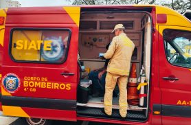 Trabalhador é atingido por pedaço de ferro que caiu de caminhão e é socorrido pelo Siate no Centro