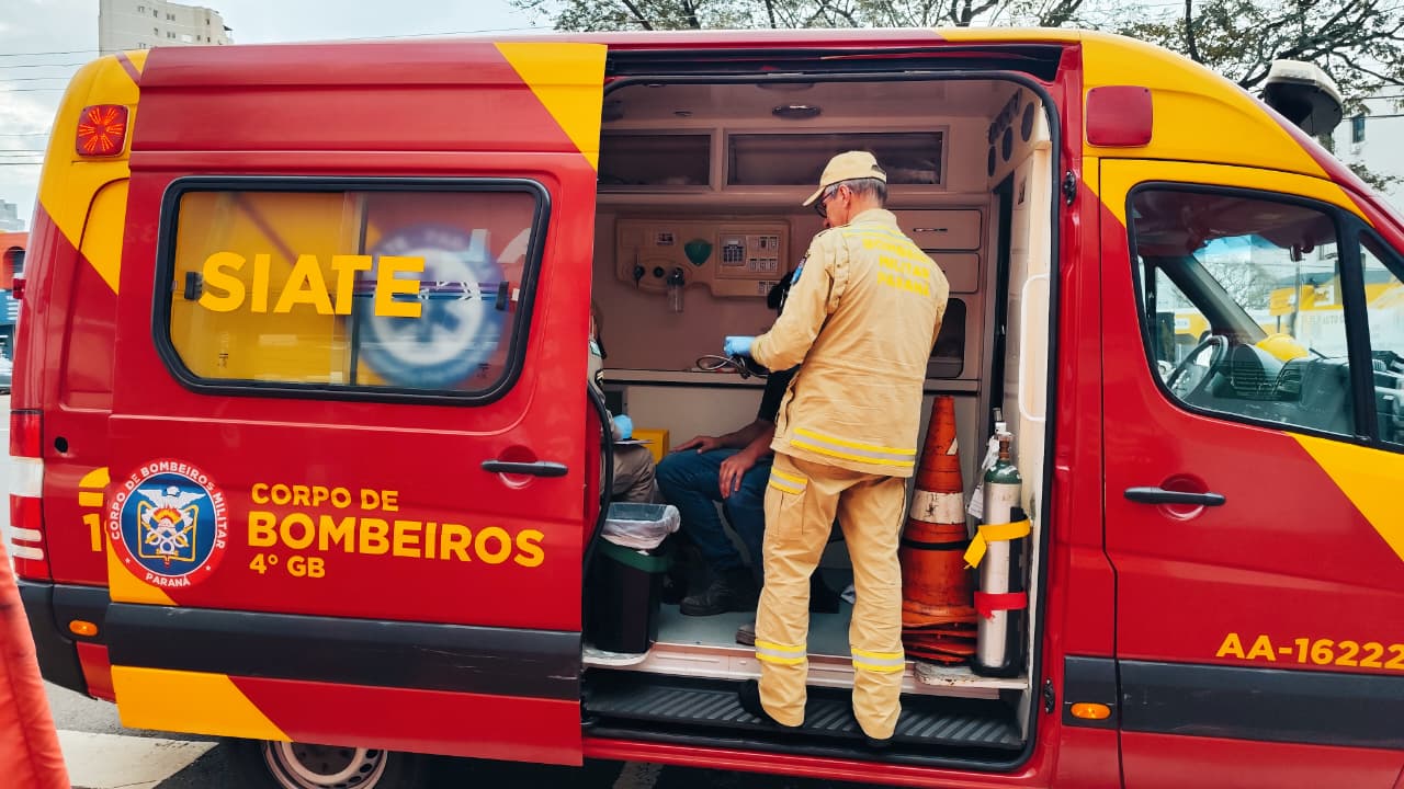 Trabalhador é atingido por pedaço de ferro que caiu de caminhão e é socorrido pelo Siate no Centro