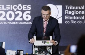 TRE-RJ abre urna para o público e defende segurança do voto eletrônico