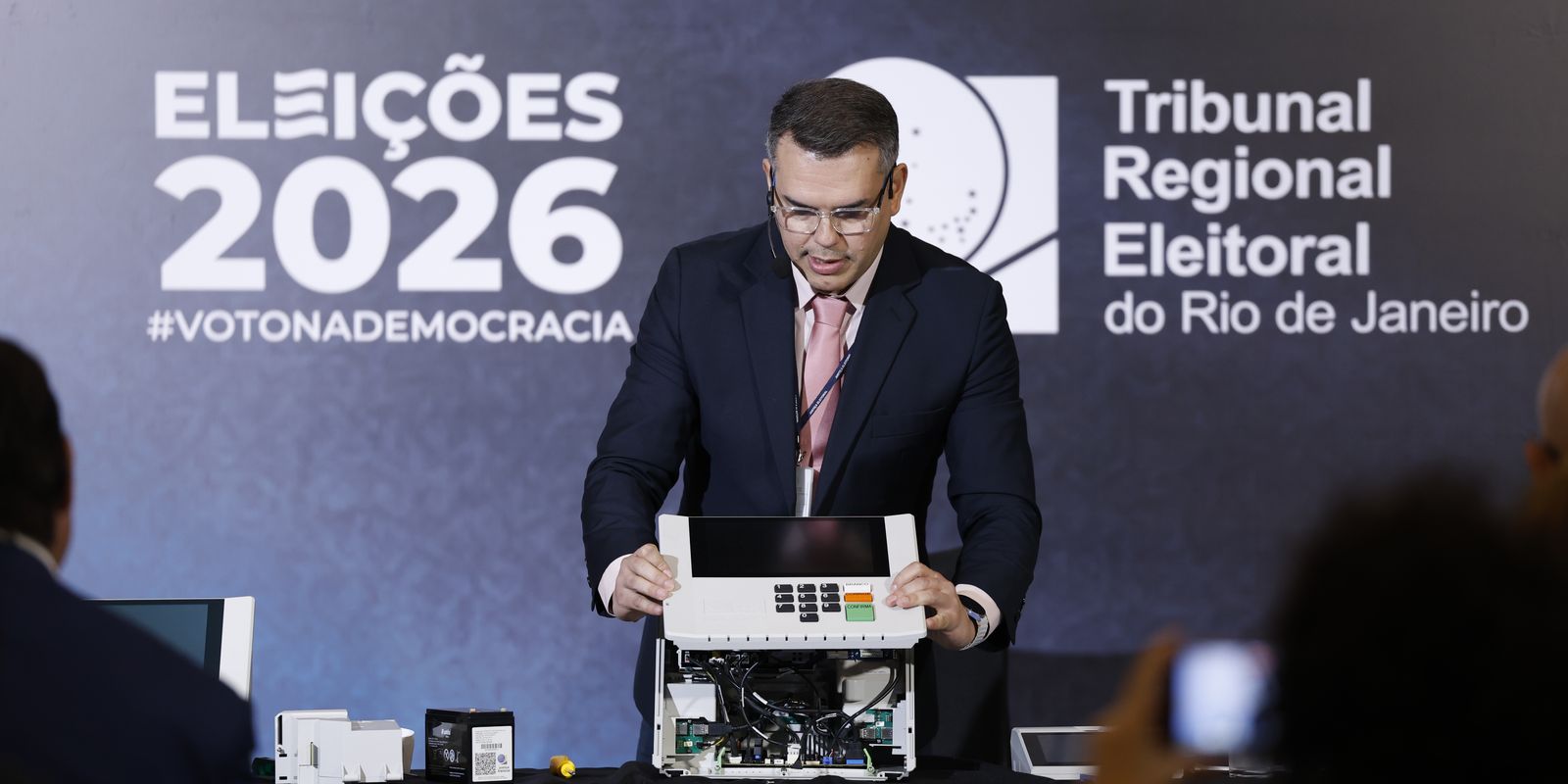 Imagem referente a TRE-RJ abre urna para o público e defende segurança do voto eletrônico