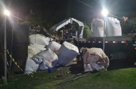 Começa retirada da carga de carreta tombada no Jardim Veneza