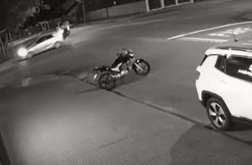 Câmeras flagram acidente que deixou motociclista ferido no Centro de Cascavel; veja o vídeo
